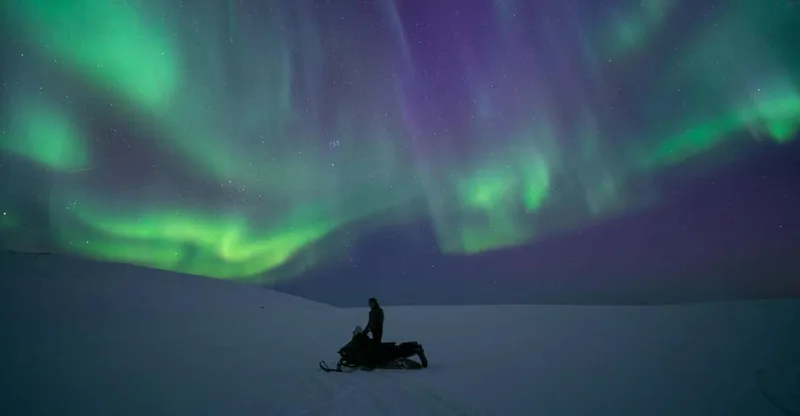 Longyearbyen: Private Northern Lights Snowmobile Tour — snowmobile tour in Svalbard